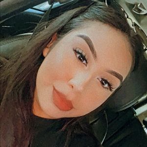 Meet your Posher, Violeta monse